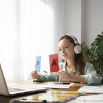 devuska-ucitsa-s-noutbukom-sboku